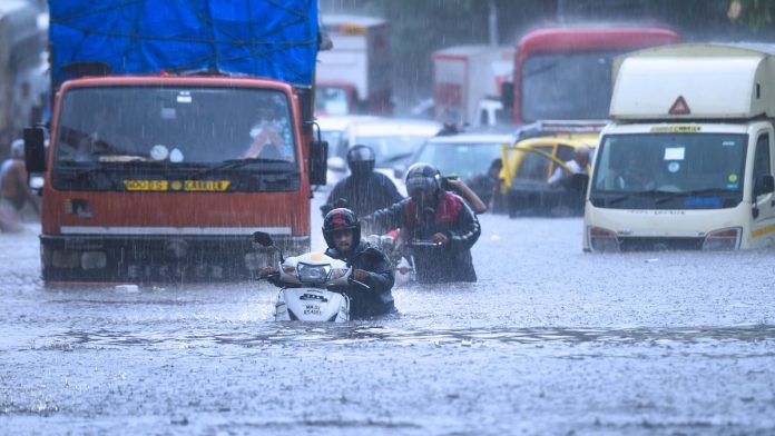 Mumbai Rains: 4 Dead, Local Trains and Buses Back on Track | Latest Updates